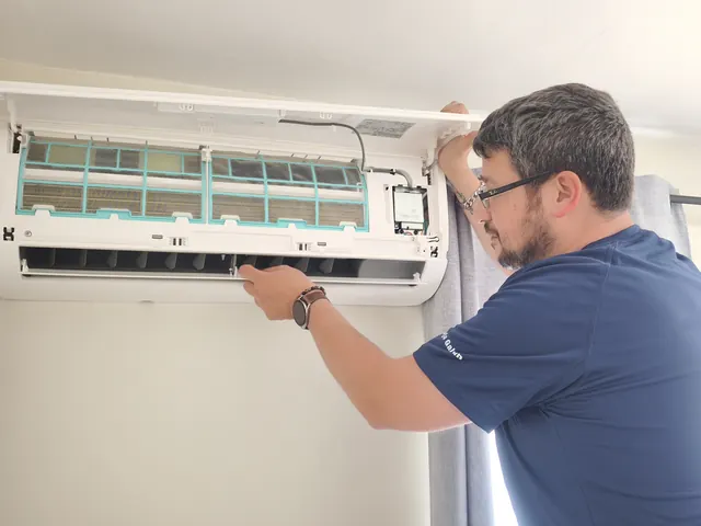 Borja trabajando en un equipo de aire acondicionado