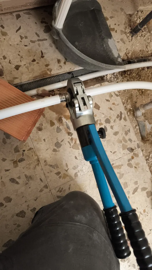 Trabajo real de fontanería con tubería multicapa