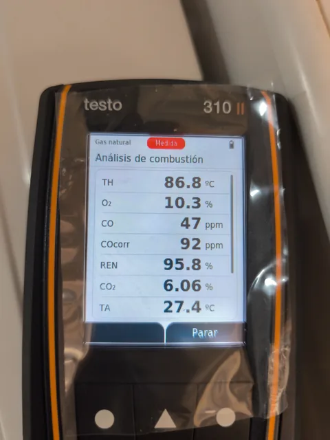 Analizador de combustión en revisión de gas